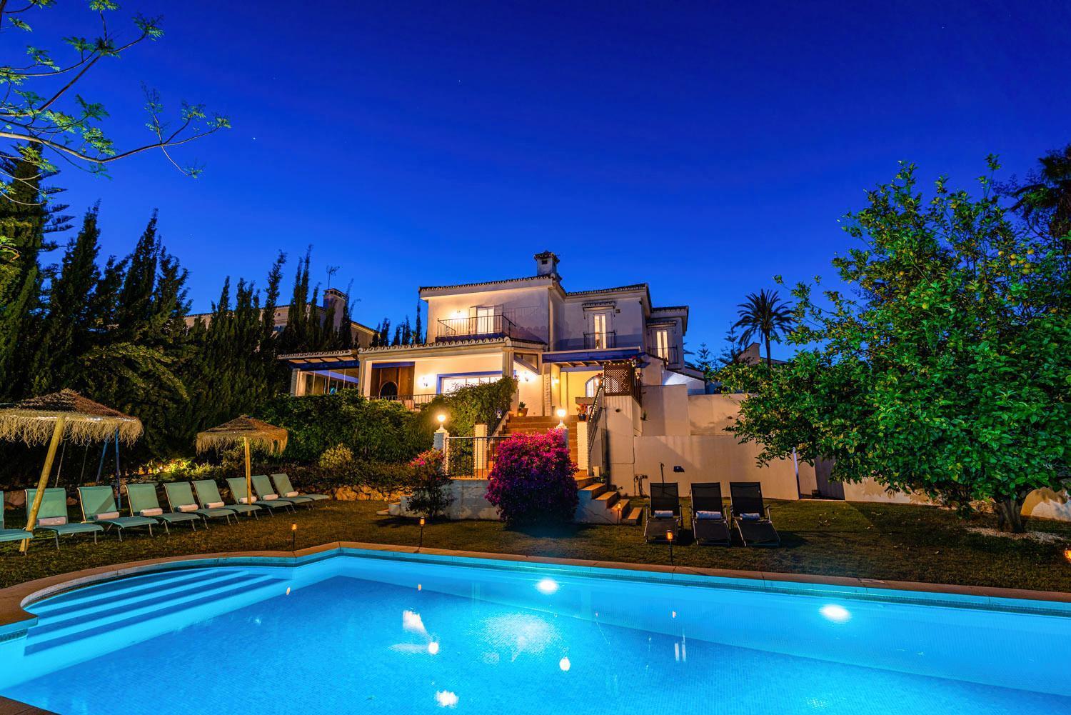 10 Luxe By Lirios Village Villaer *